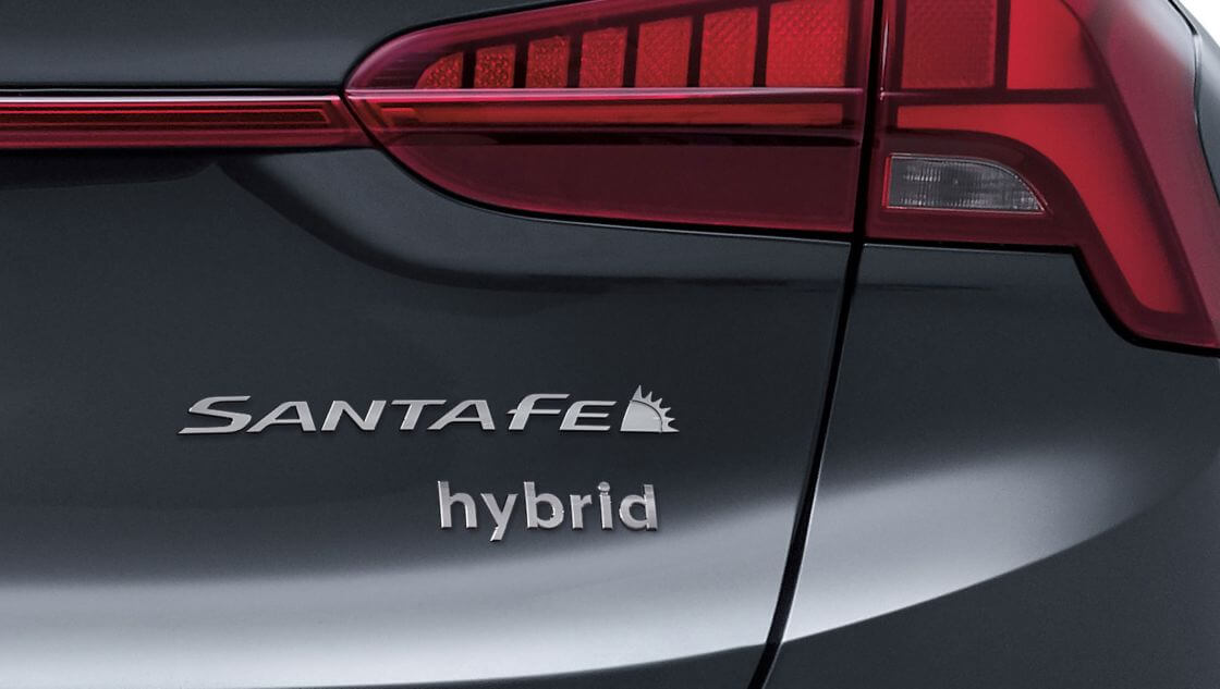 Logo hybrid na zádi sedmimístného SUV Santa Fe Hybrid.