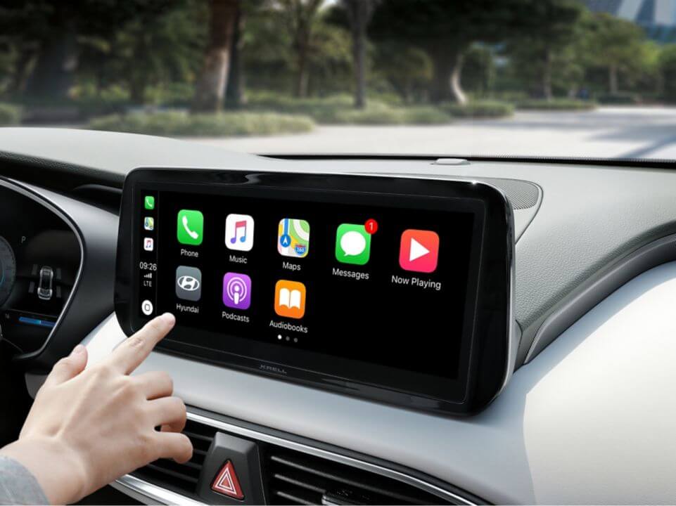 Detailní pohled na uživatelskou plochu Apple Car Play a Android Auto na displeji v novém modelu Hyundai Santa Fe Hybrid.