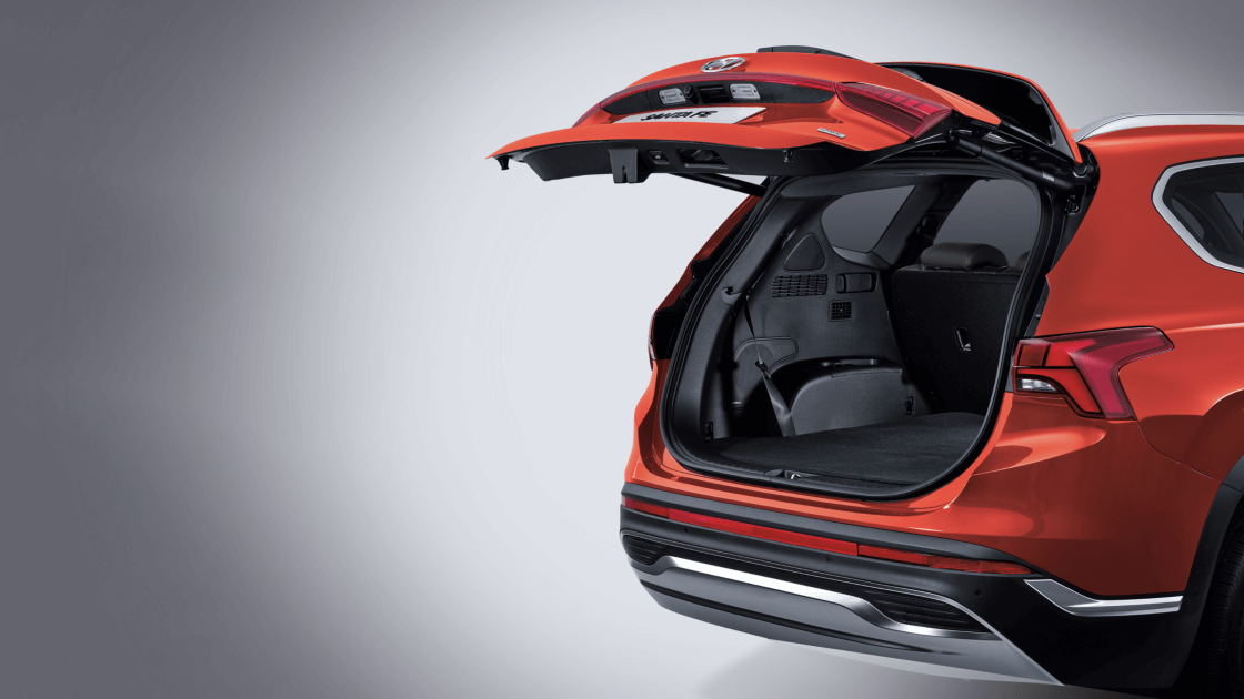Otevřené zadní výklopné víko nového sedmimístného SUV Hyundai Santa Fe Hybrid  s chytrým elektrickým ovládáním.