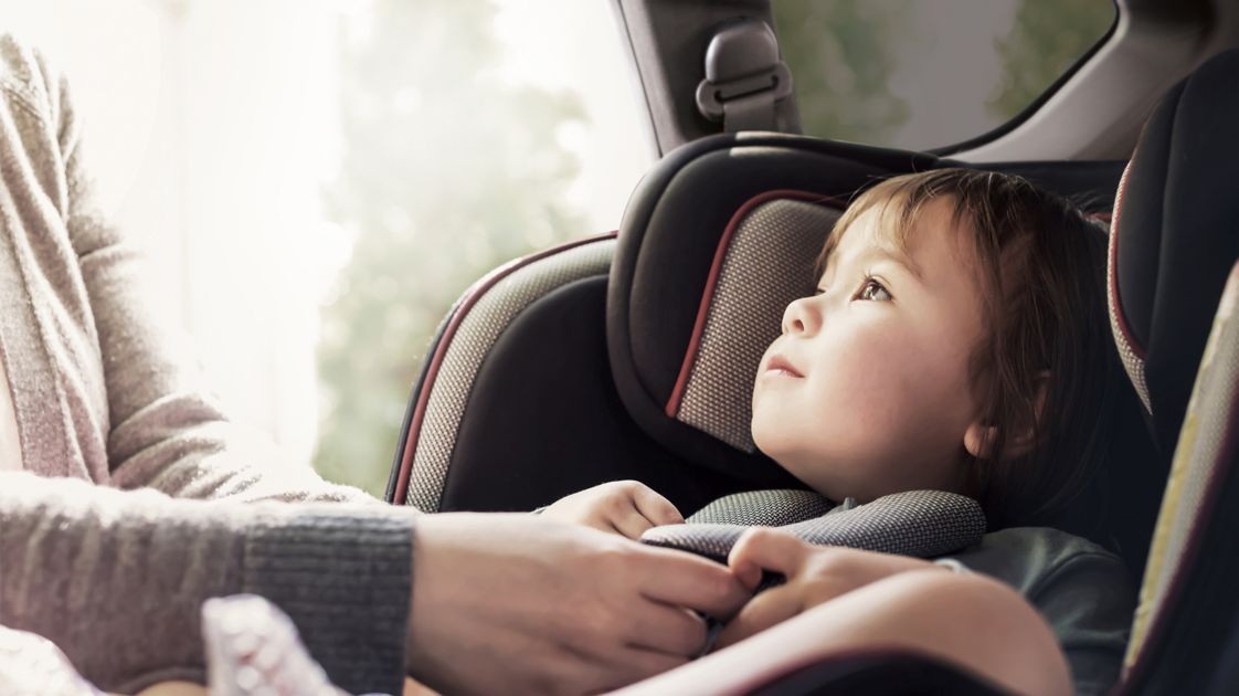 Dítě na zadním sedadle nového SUV Hyundai Santa Fe Hybrid s upozorňováním na cestující vzadu ROA.