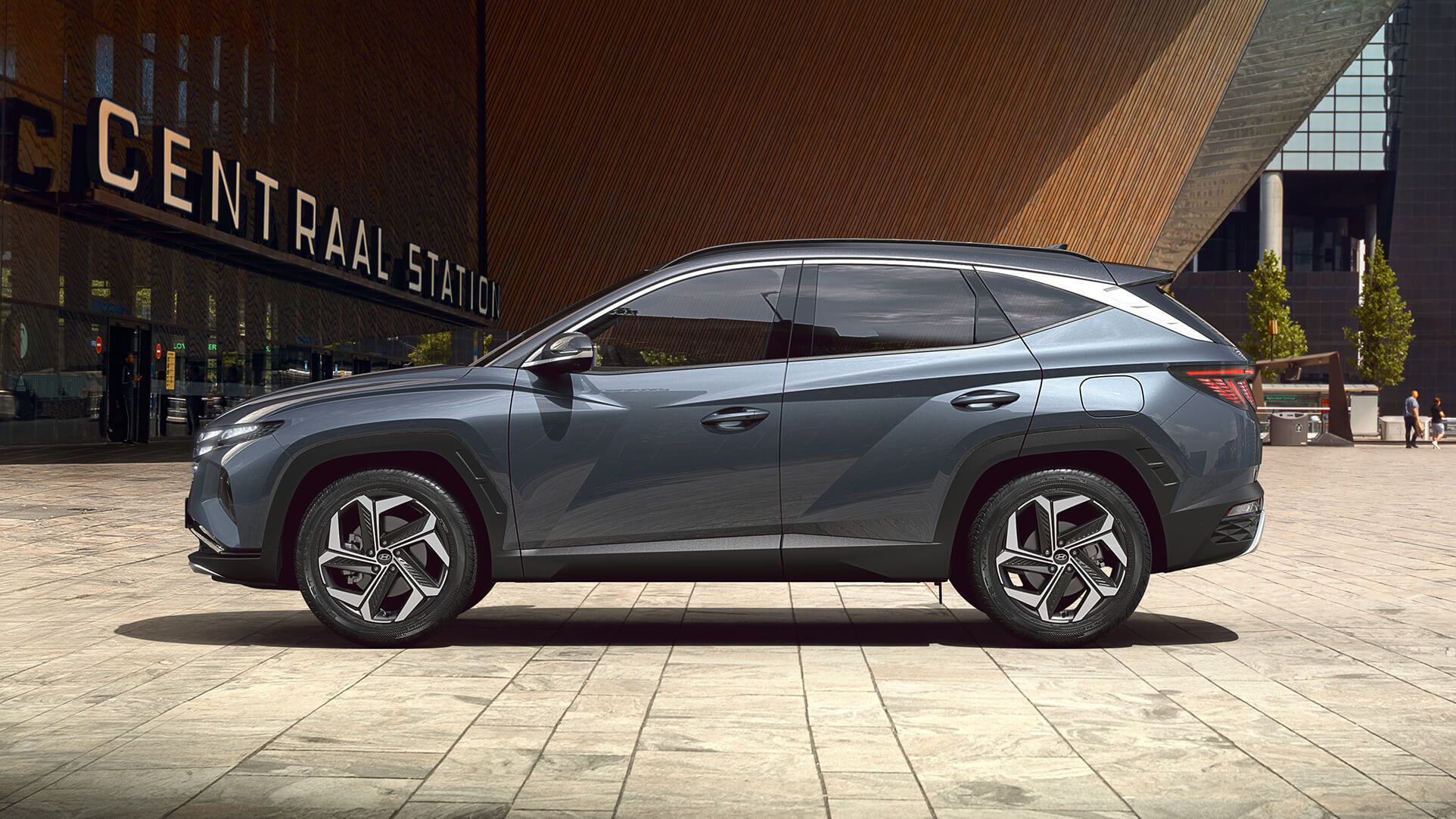 Zcela nové kompaktní SUV Hyundai Tucson v pohledu z boku.